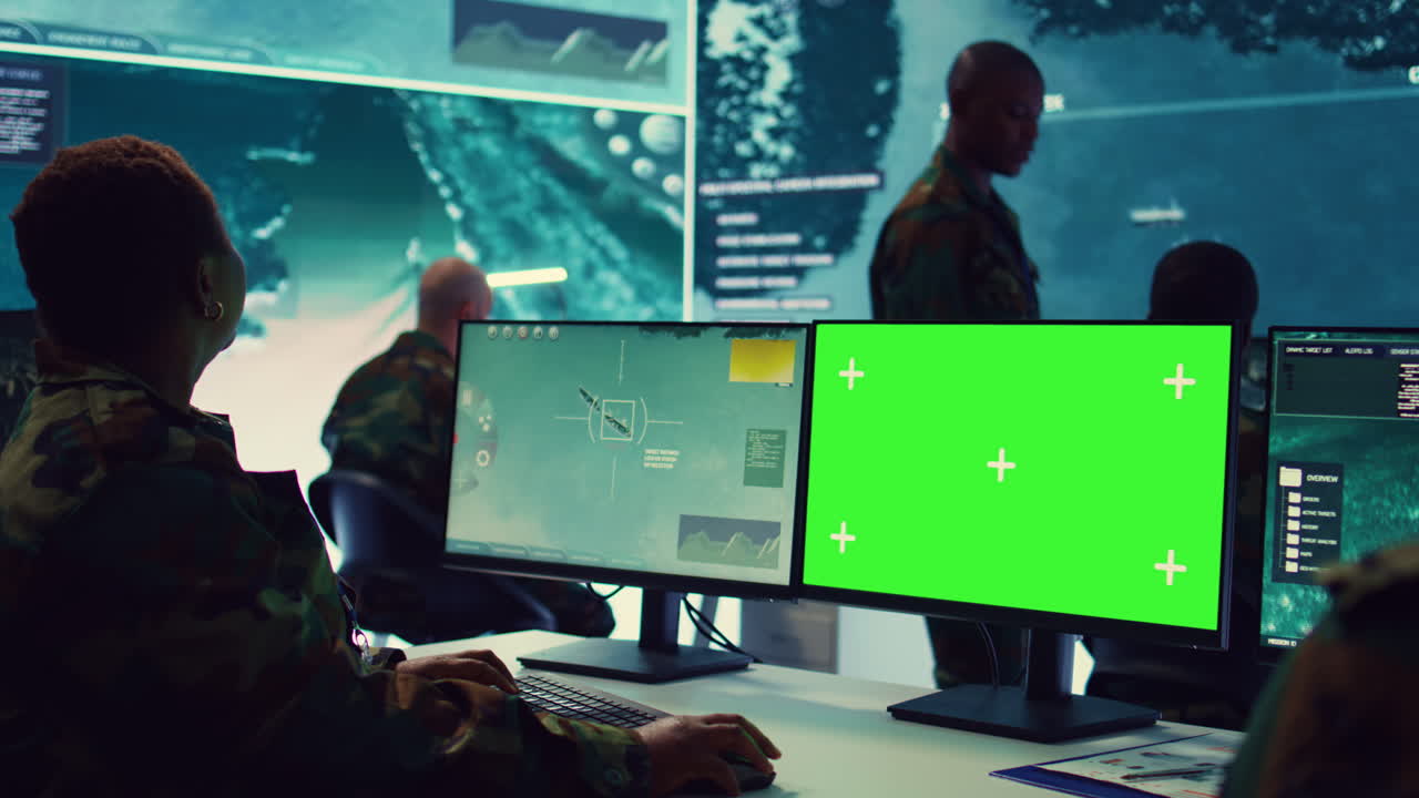 여성 해군 전문가는 국가 해안선에 따라 군함 활동을 감시합니다.