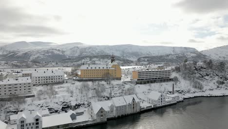 La-Escuela-Aspøy-En-Ålesund-Está-Bellamente-Ubicada-En-La-Cima-De-Apøya