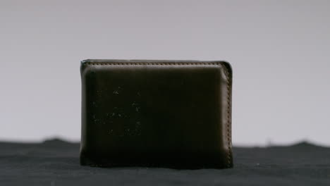 cartera de cuero marrón sobre tocadiscos