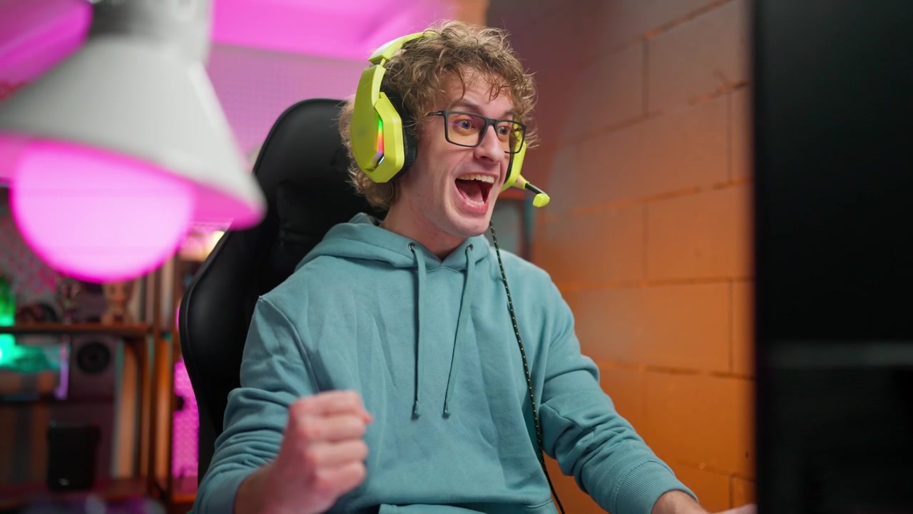Gamer entusiasta che celebra la vittoria mentre gioca online