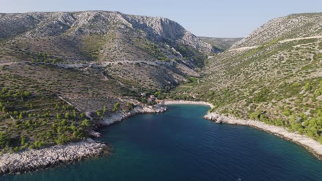 Vista-Aérea-De-Gran-Angular-De-La-Playa-De-Dubovica-En-La-Isla-De-Hvar,-Croacia-Al-Mediodía