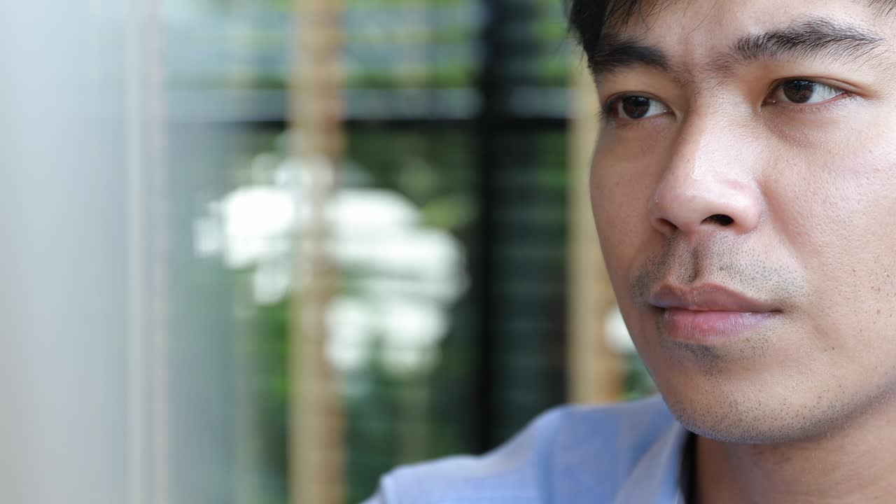 컴퓨터와 함께 일하는 심각한 사람의 얼굴과 느낌을 가까이