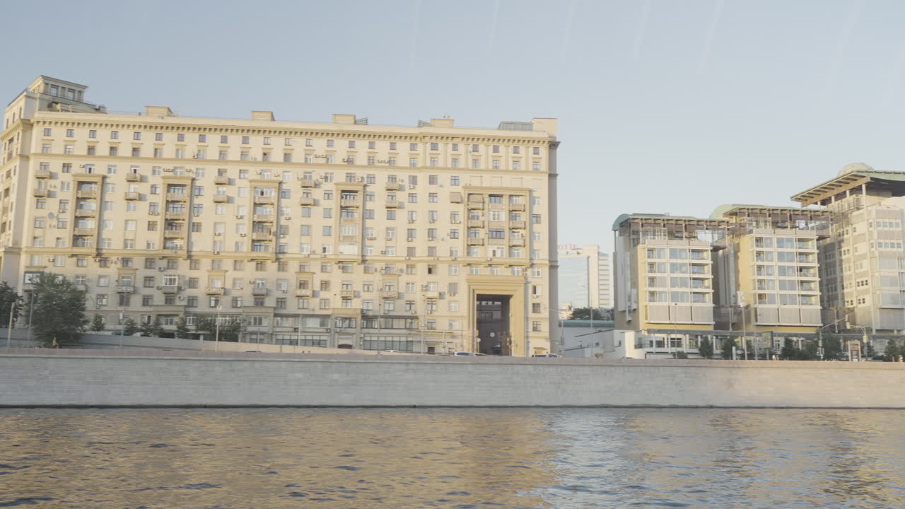 edificios y construcción frente al río de moscú