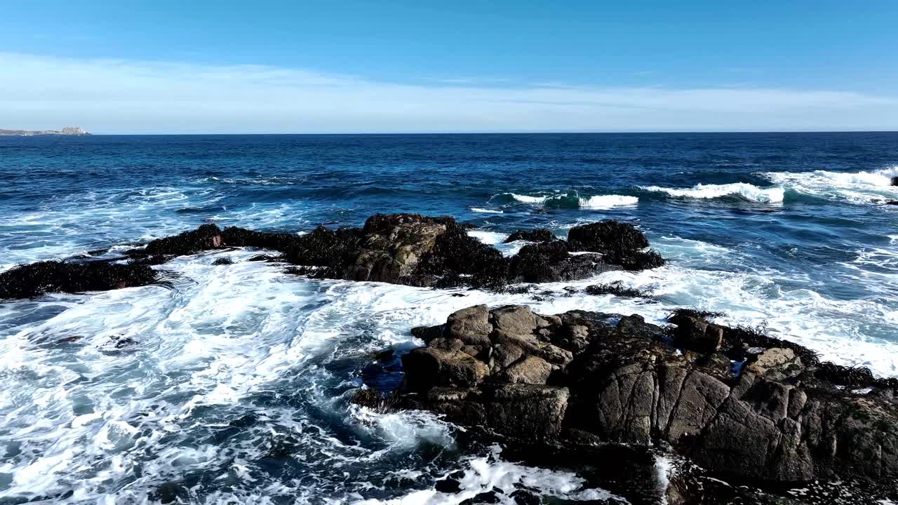 volar sobre las olas que golpean las rocas en la playa de algarrobo, chile