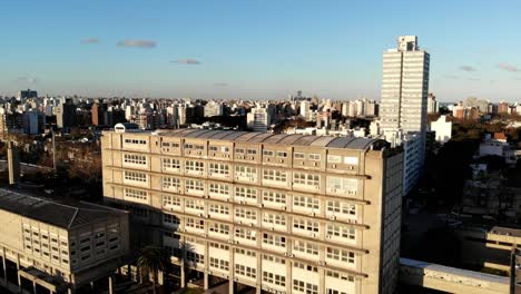 vista aérea de la facultad de ingeniería, edificio antiguo ubicado en montevideo uruguay en un día claro