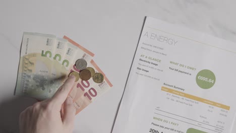 contando a mano la moneda en euros para pagar la factura energética europea