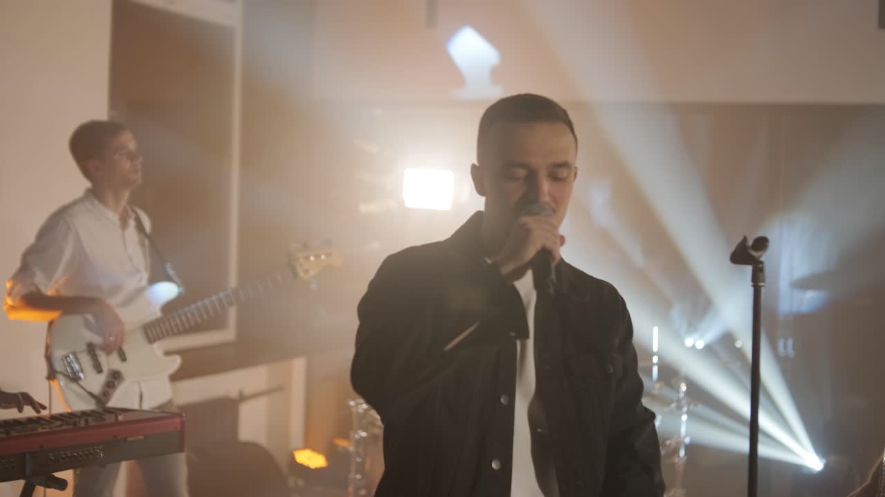 가수, 베이시스트, 피아니스트, 드러머, 기타리스트와 함께 라이브 밴드 공연