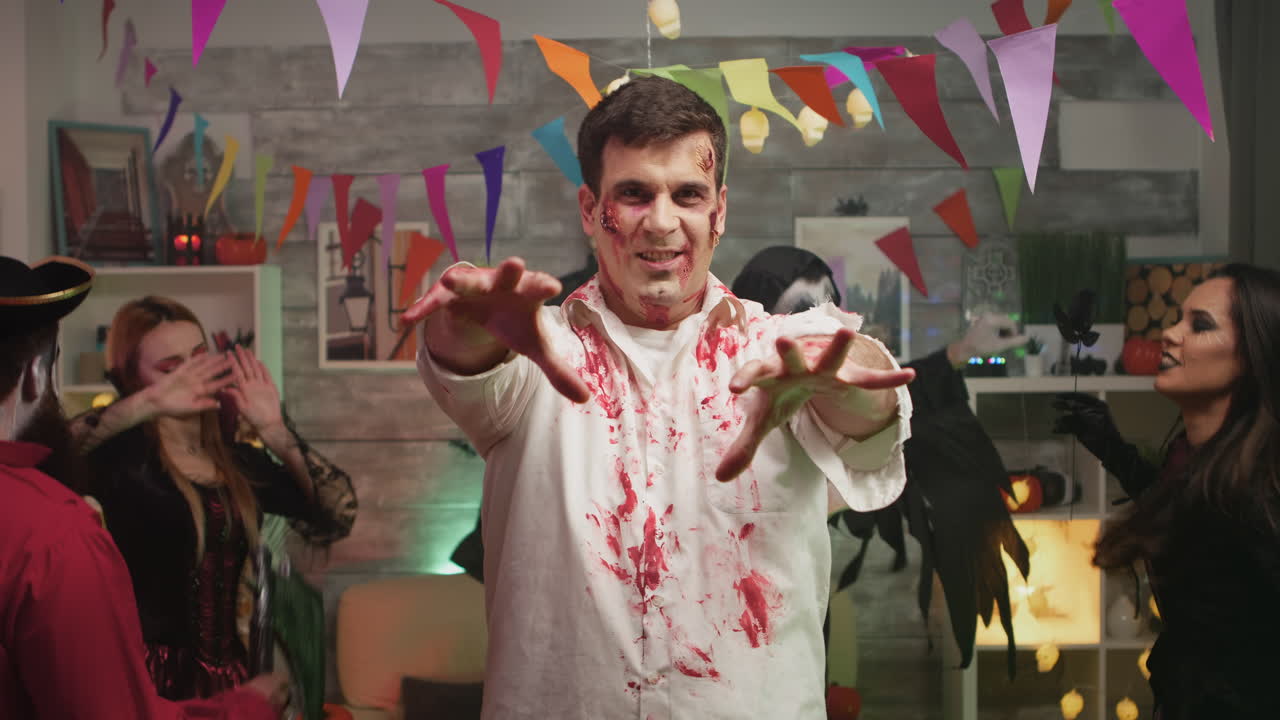 un joven con disfraz de zombi celebrando halloween.