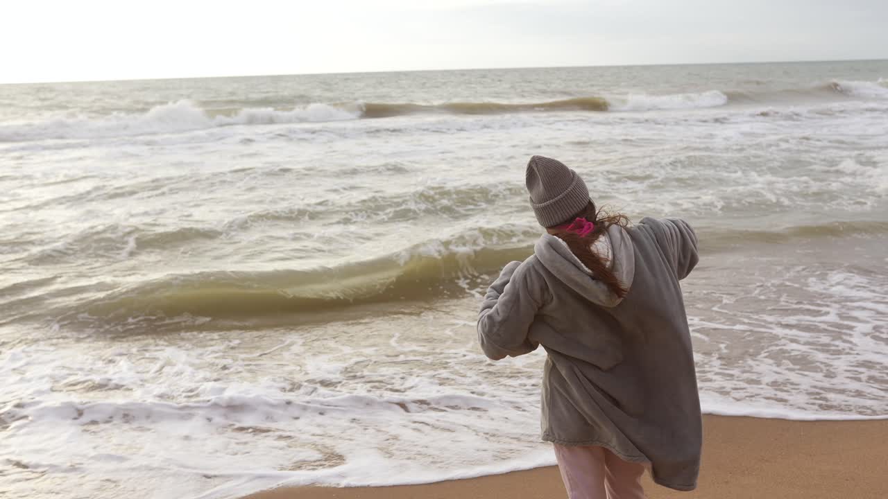 해변의 파도를 즐기는 여자