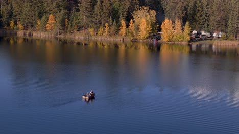 El-Placer-De-Pescar:-Un-Pequeño-Barco-Pesquero-En-El-Lago,-Pescando-Peces-En-El-Patio-De-Recreo-De-La-Naturaleza