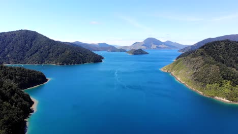 Paso-Elevado-Sobre-La-Ensenada-De-Tennyson-En-El-Estrecho-De-Marlborough-En-Un-Claro-Día-De-Verano