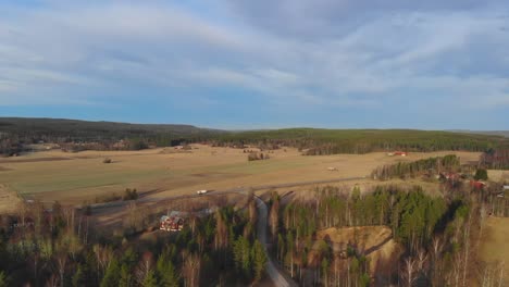 disparo de un dron siguiendo a un camión en una carretera nacional