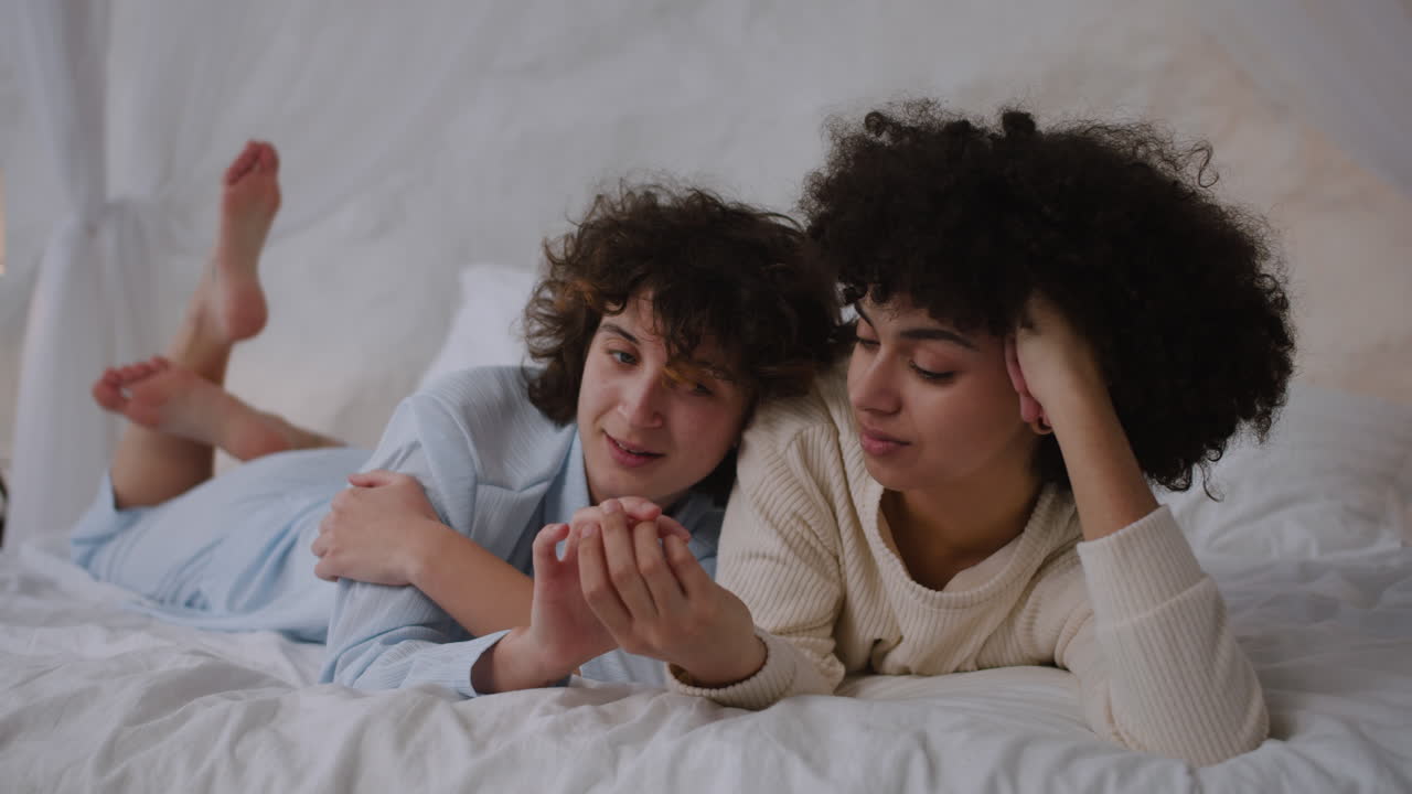 pareja feliz acostada en la cama