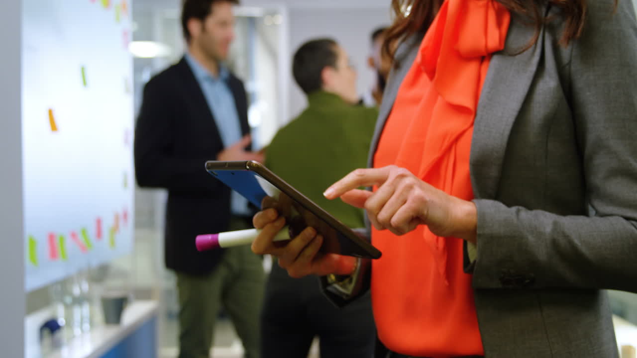 사무실 4k에서 디지털 태블릿을 사용하는 임원