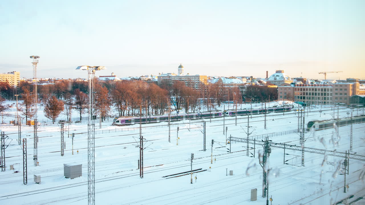 일몰 시간 경과, 헬싱키 중앙역 외부 사무실 창문에서 멀리 헬싱키 대성당이 보이는 전망