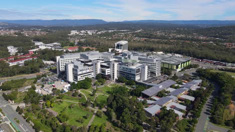 grandes edificios del hospital universitario de la costa de oro en southport, queensland, australia durante la pandemia