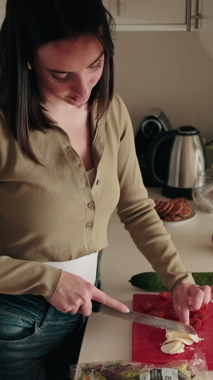 mujer cortando verduras en una cocina moderna