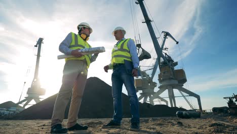 dos ingenieros están discutiendo un proyecto en la zona de la cantera