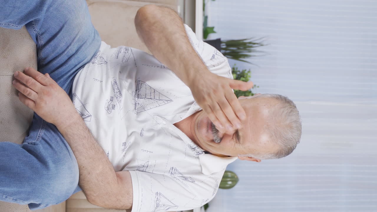 vídeo vertical de un anciano con un cambio de estado de ánimo.