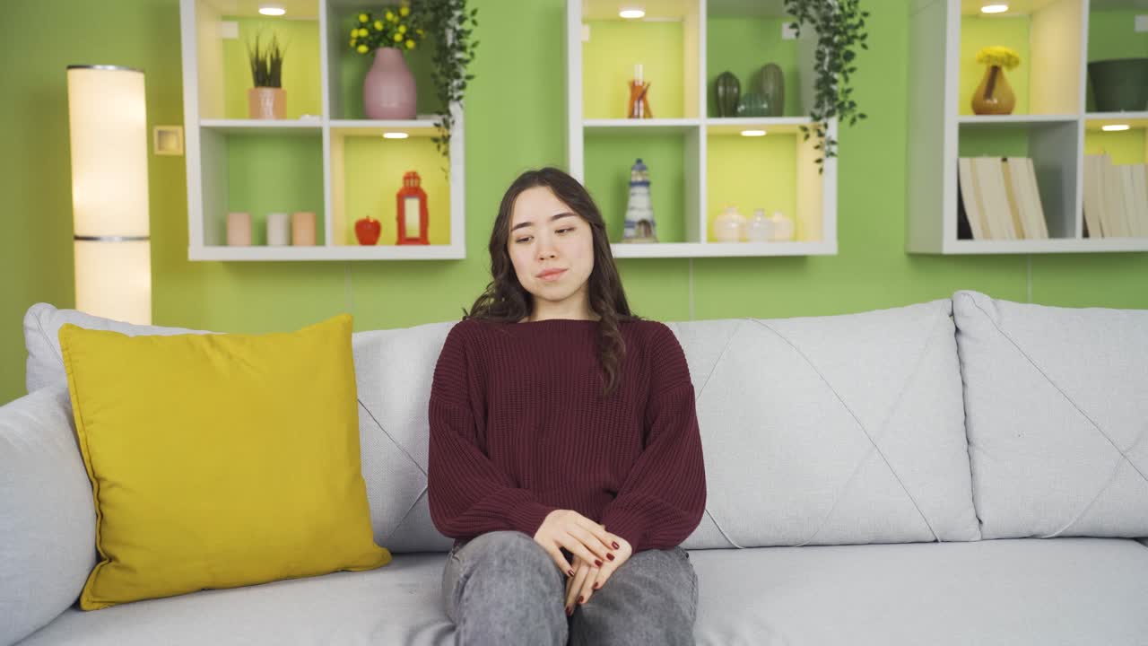 피곤한 아시아 젊은 여성.