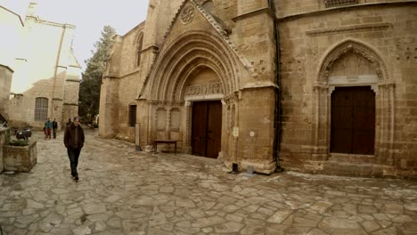vista de la iglesia de san nicolás en bedesten