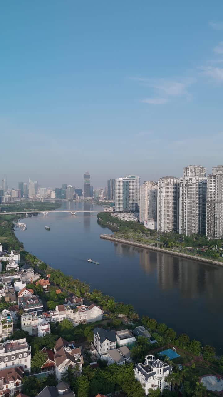 edificio histórico en el río saigon panorámica revela con cielo azul claro drone vertical