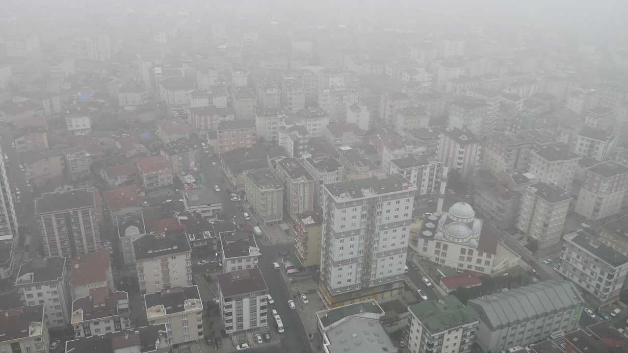 안개 가 가득 한 도시 의 공중 사진