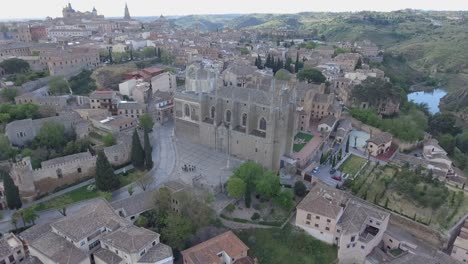 Aerial-video-of-the-Monastery-of-San-Juan-de-los-Reyes-and-views-of-Toledo,-Spain