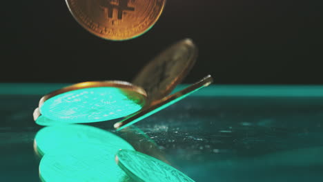 monedas de oro que caen en la superficie de azul azulado
