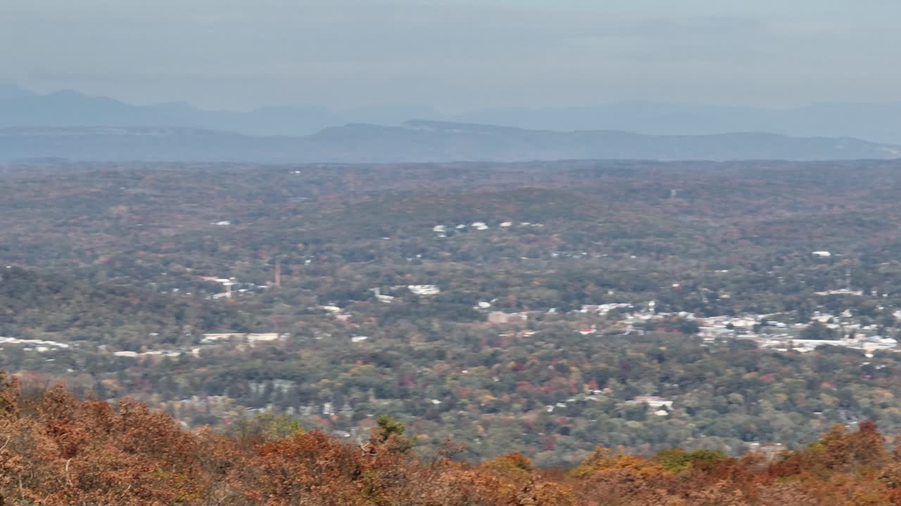 아름다운 날 가을 시즌 동안 북부 뉴욕에 있는 산 위의 공중 전망