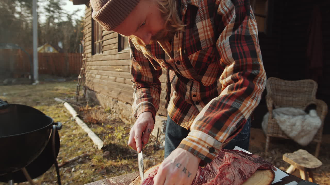 야외 에서  ⁇ 기 전 에 고기 를 잘라내는 사람