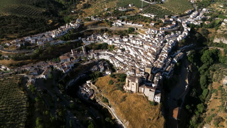 Setenil-De-Las-Bodegas-Con-Casas-Encaladas-En-La-Región-De-Andalucía,-España---Panorámica-Aérea