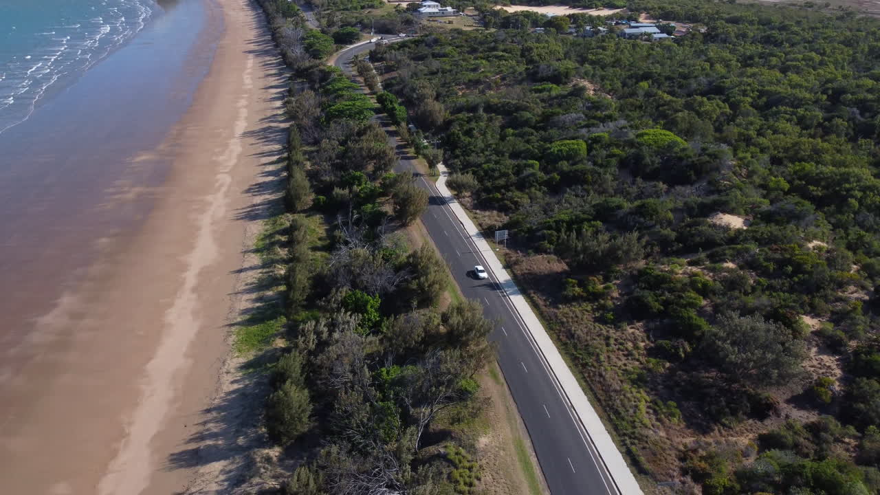 4k drone coche conduciendo playa kemp
