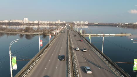 воздушный вид моста через реку с трафиком