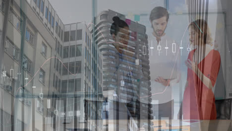 animación de gráficos financieros, datos y paisaje urbano sobre diversos empresarios hablando en la oficina