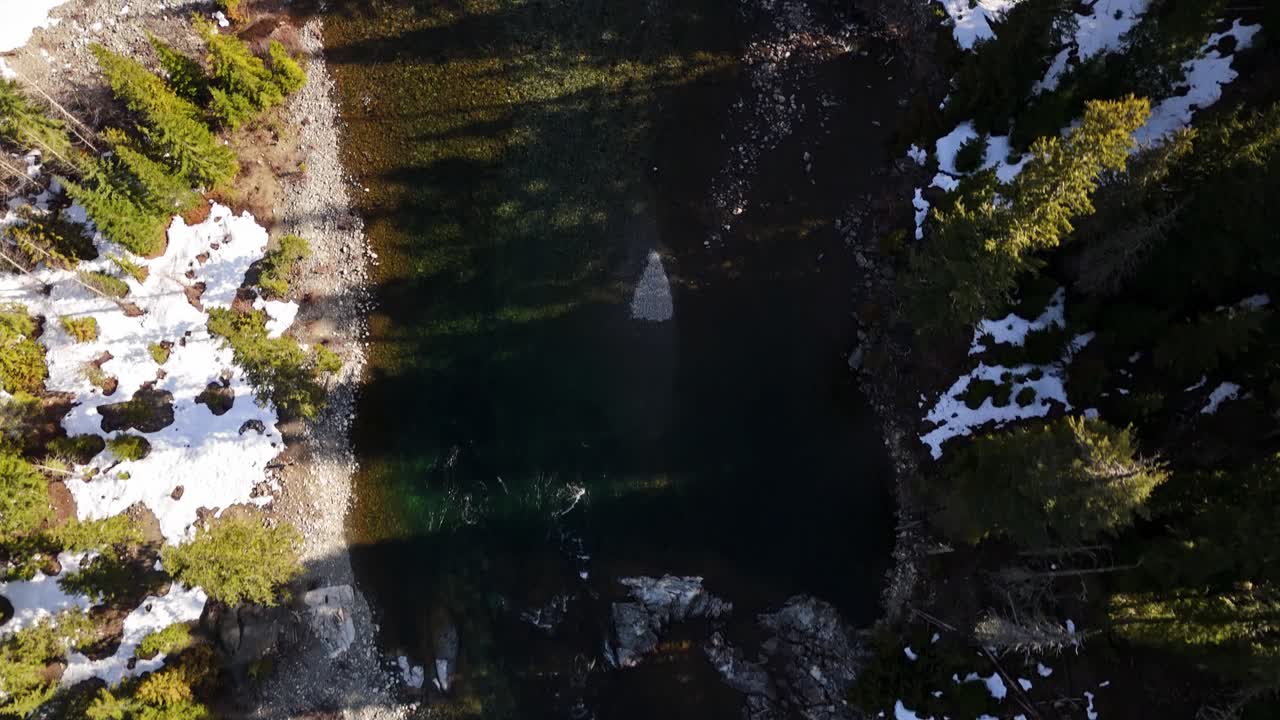 Lintuperspektiivikuva joesta lumipenkereen kera ikivihreässä metsässä Cle Elumissa Washingtonin osavaltiossa