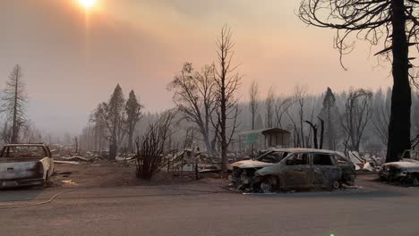 ciudad en ruinas después de un gran incendio forestal en california