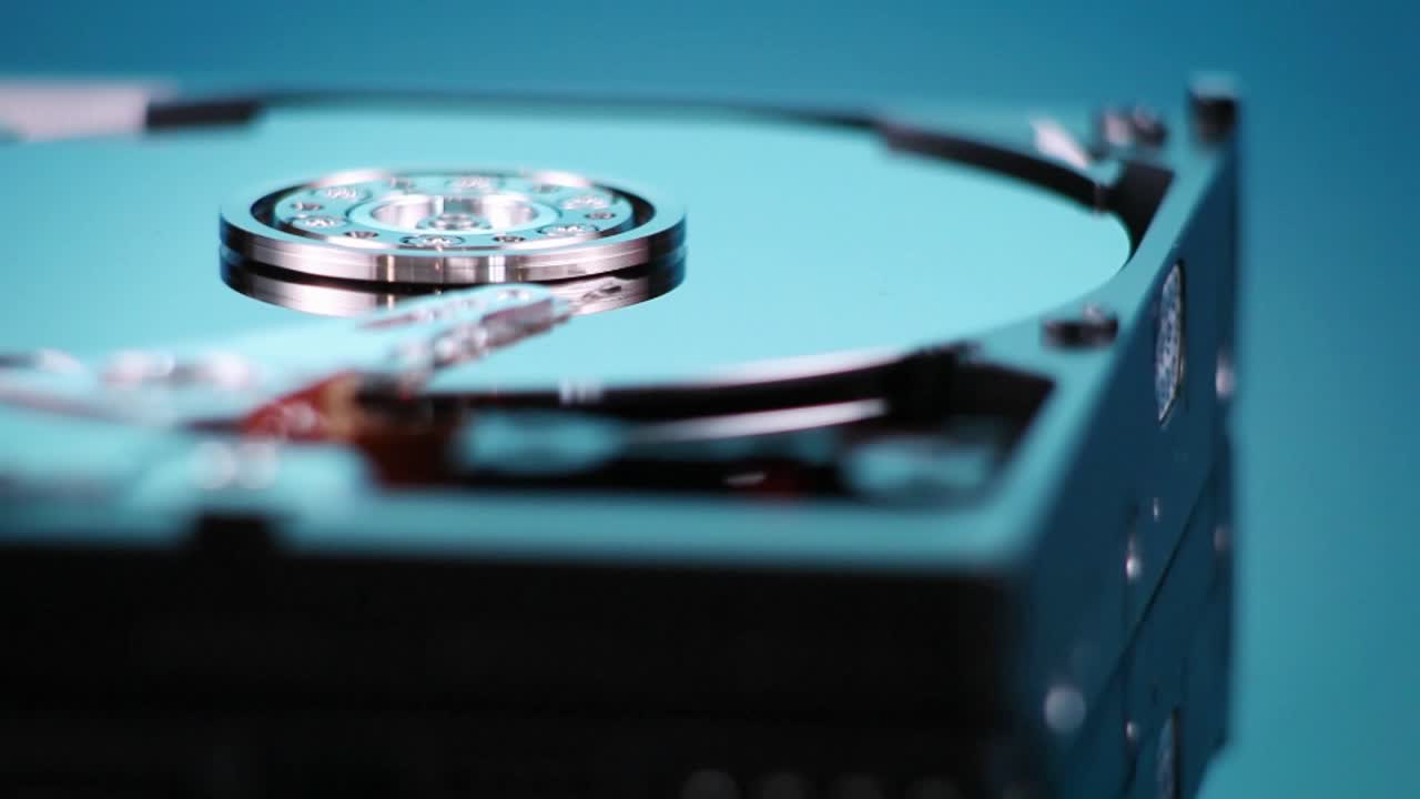 덮개가 없는 하드 드라이브는 천천히 회전합니다.