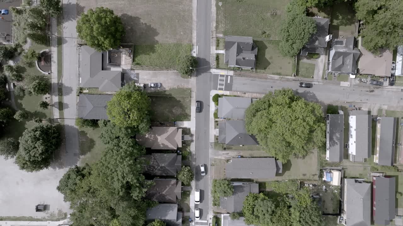 vista aérea del vecindario de vine city en atlanta, georgia con video de drones moviéndose hacia adelante