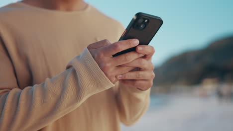 naturaleza, teléfono y primer plano de las manos escribiendo un texto