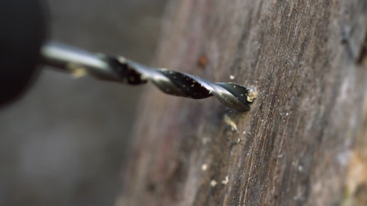 perforación de perforación en una tabla de madera