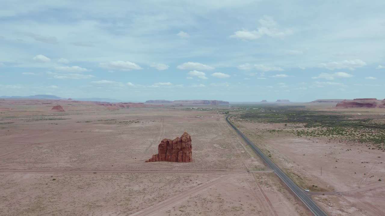 одиноко стоящая скала в засушливой юго-западной пустыне аризоны - аэрофотосъемка