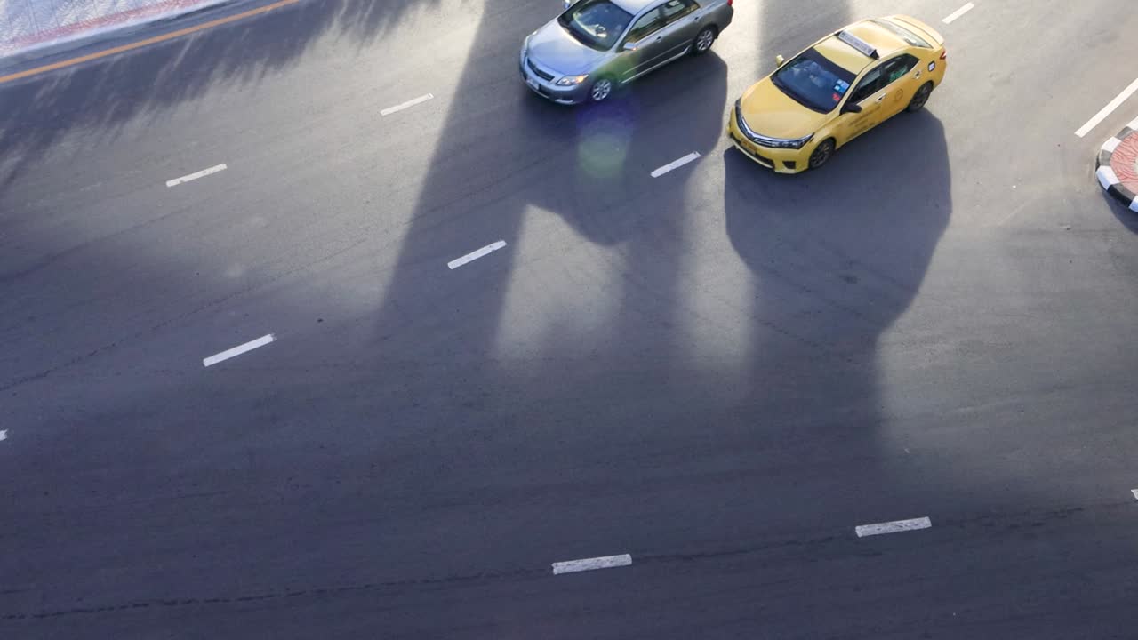 방, 태국 - 2020년 6월 12일:  프라 스리 마하타트 (wat phra sri mahat bts) 역에서 교통 차량의 높은 시각