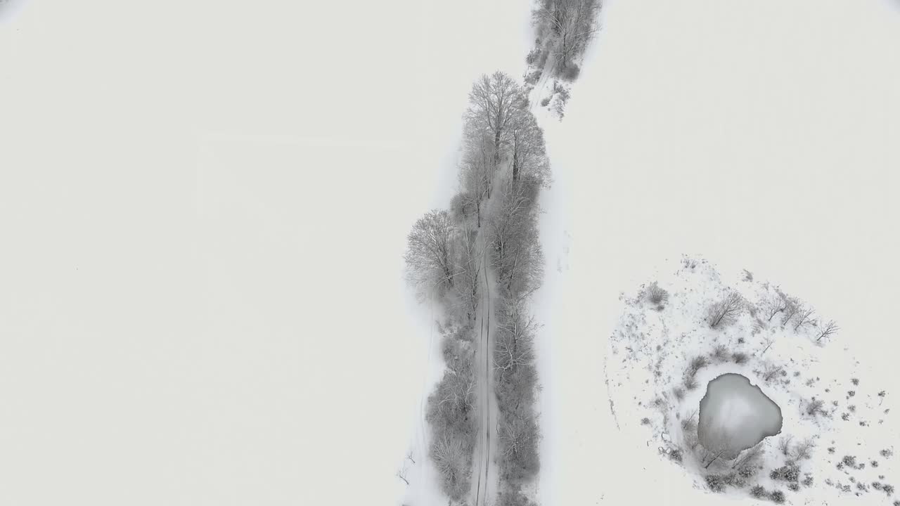 4k로 눈 덮인 시골 들판을 날아다니는 드론