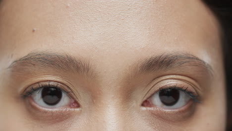 ojos de una mujer asiática con cabello oscuro, cámara lenta