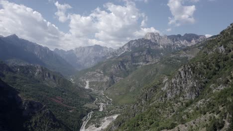 è possibile vedere il video frontale del drone che avanza sulla valle del valbone, l'albania, la contea di rogam, le piccole case e il fiume con poca acqua