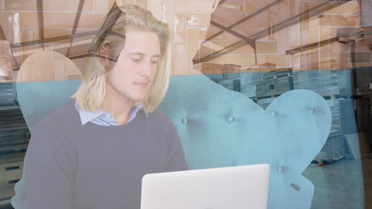 анимация склада над кавказским бизнесменом в офисе.