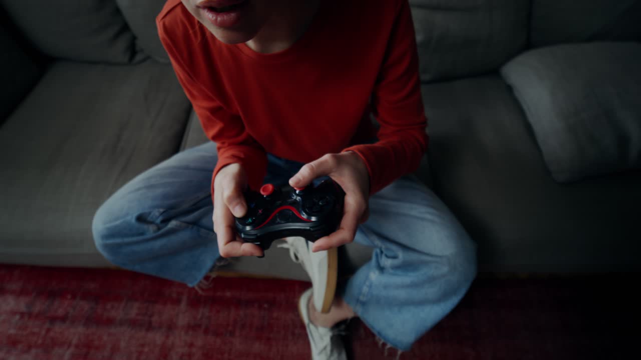 소파에서 비디오 게임을 하는 여자