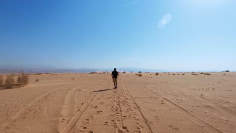 Hombre-Caminando-Por-El-Desierto-De-Wadi-Musa