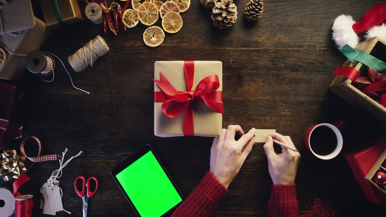 vista superior manos de navidad usando pantalla táctil tableta navidad presenta lista de compras desde arriba - dragón épico rojo